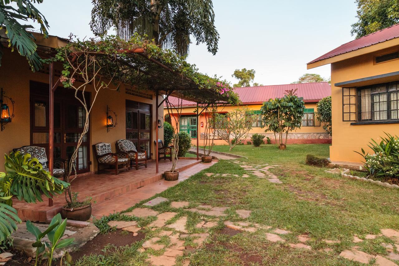Airport Guesthouse Entebbe Exterior foto